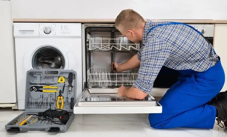 Gebze Daikin servisi teknisyen ekibi beyaz eşya tamiri yaparken